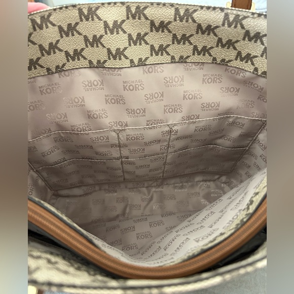 MICHAEL KORS Monogram Jet Set Tote NWT - Picture 10 of 13